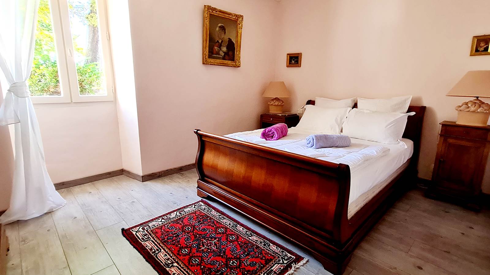 chambre rose avec lit en 140