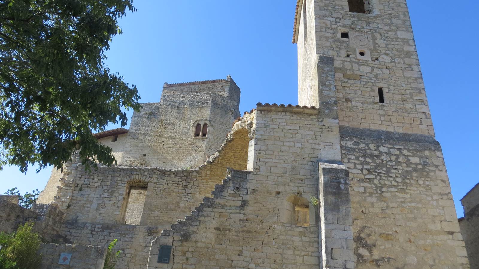 Le château et la chapelle , XII ème
