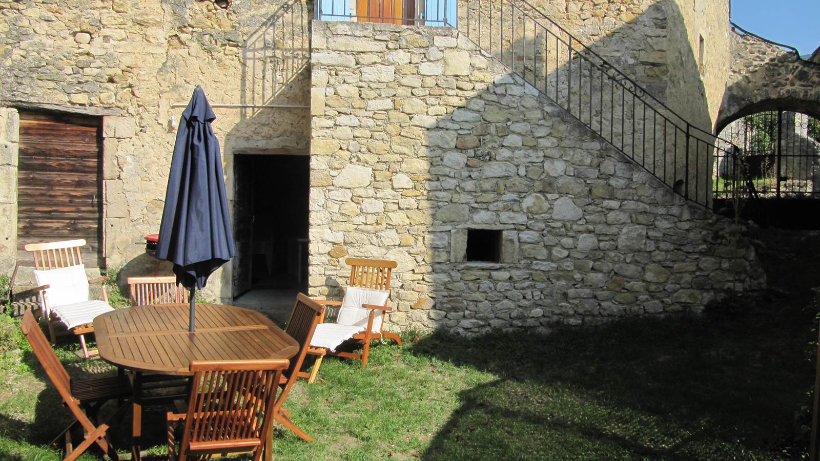 Le Mas des Restanques, coté  Sud avec le mobilier de jardin