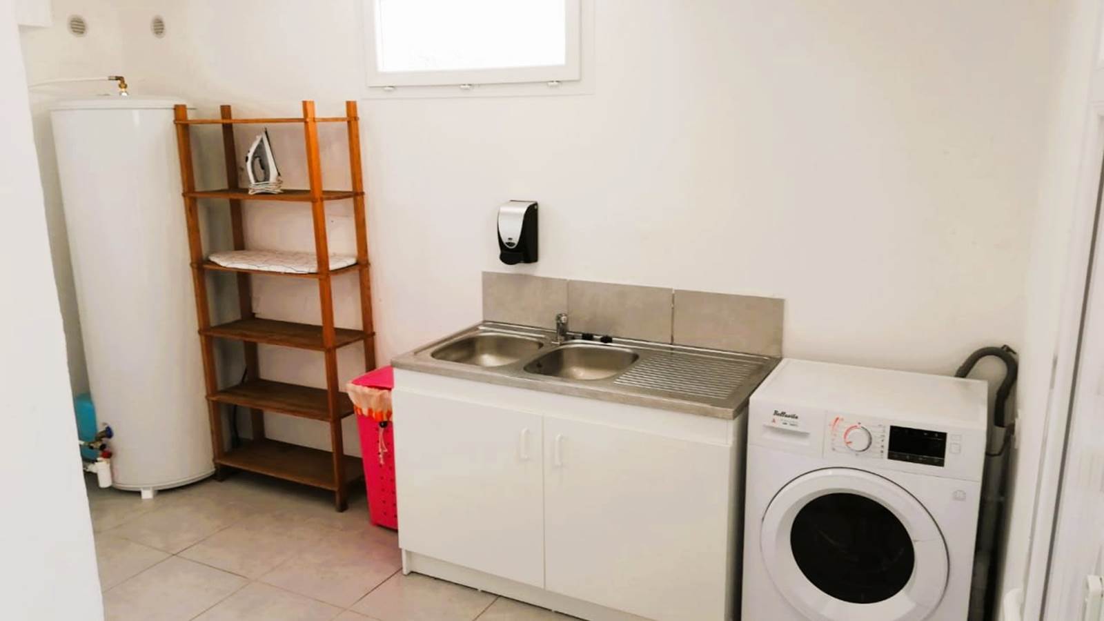 Laverie avec machine à laver, sèche linge