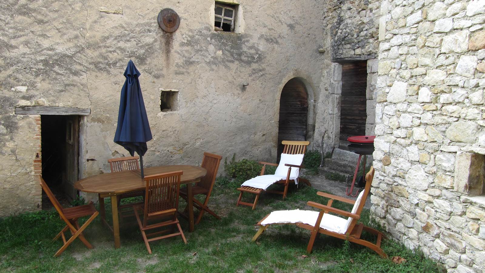 Le Mas des Restanques, coté Sud avec le mobilier de jardin