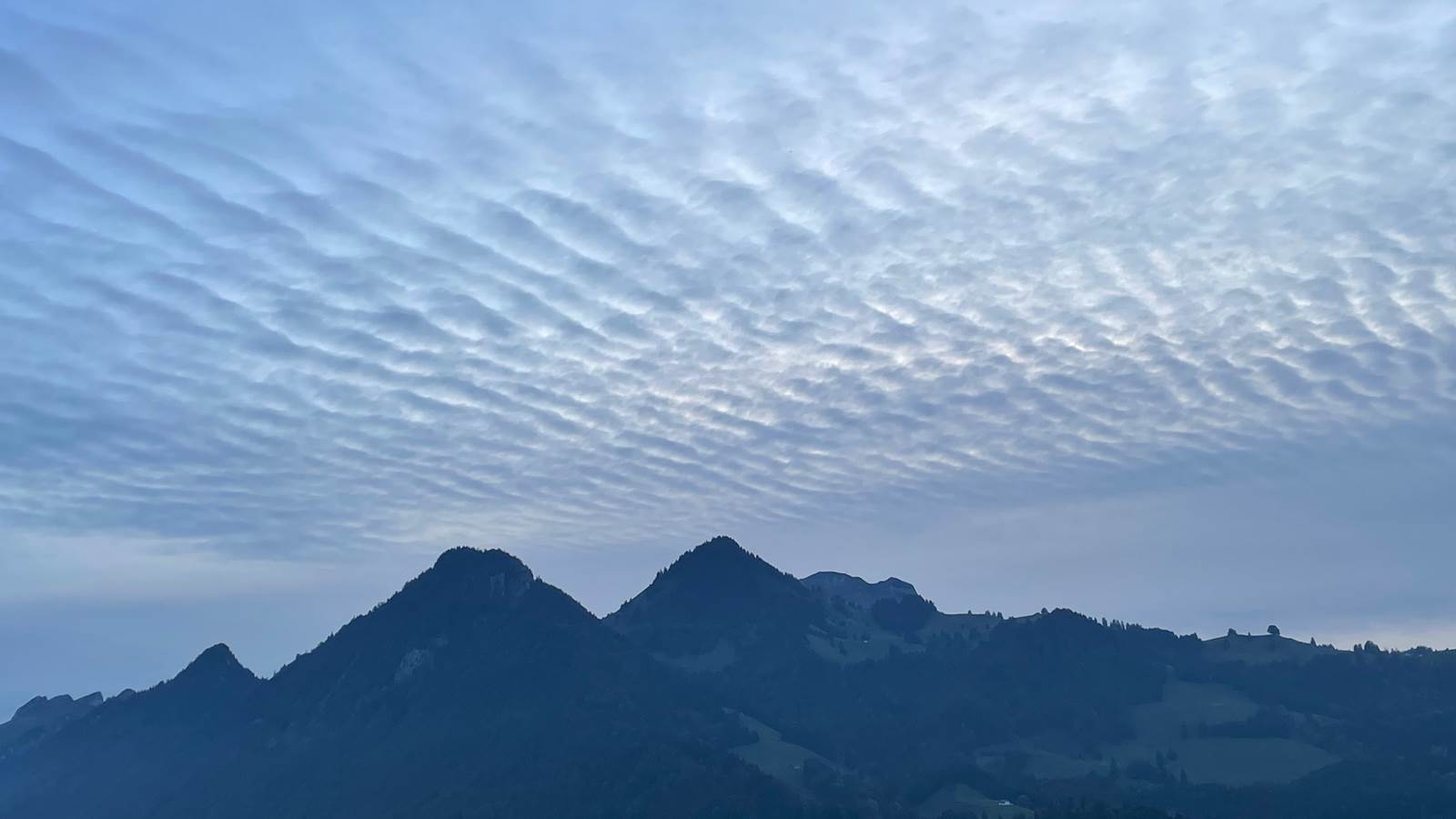 Beau ciel sur les montagnes