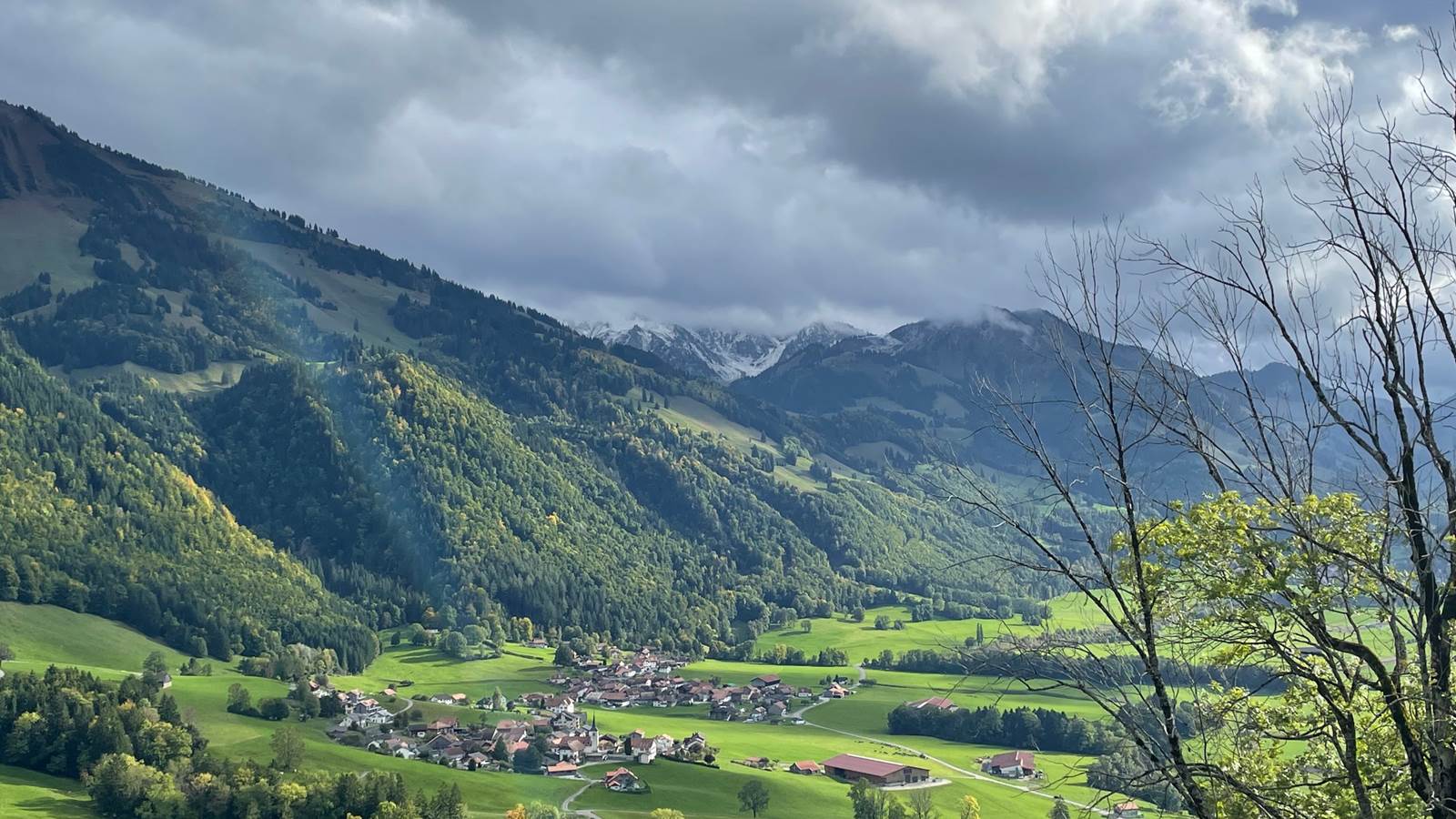 Vallée verdoyante automne en Gruyère