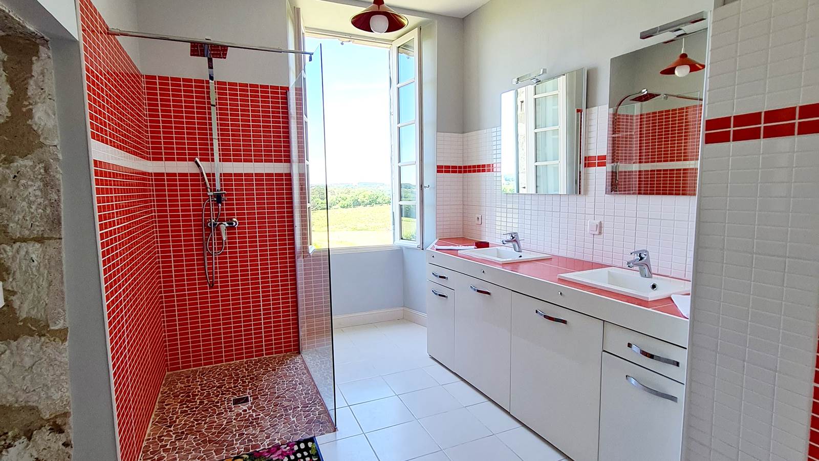 salle d'eau attenante à la chambre grise