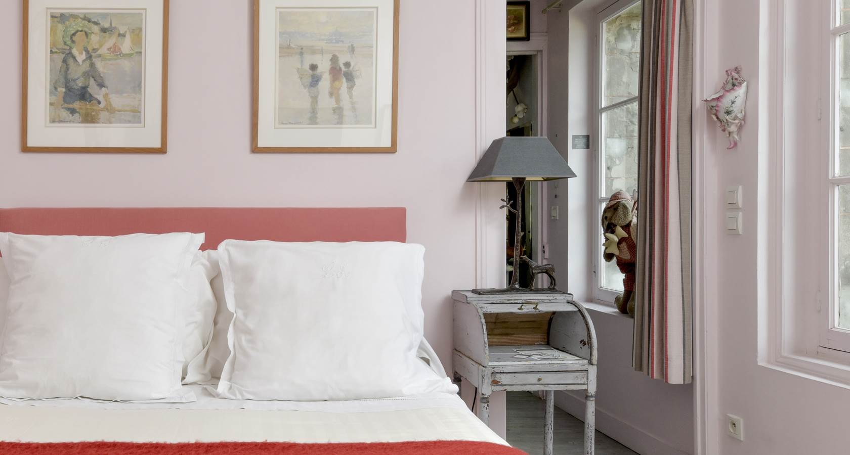 chambre-rose-lit-double-lumineuse-couple-sejour-honfleur-calvados