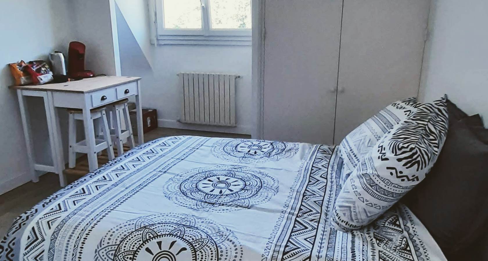 Chambre Mésange - avec table pour petit déjeuner