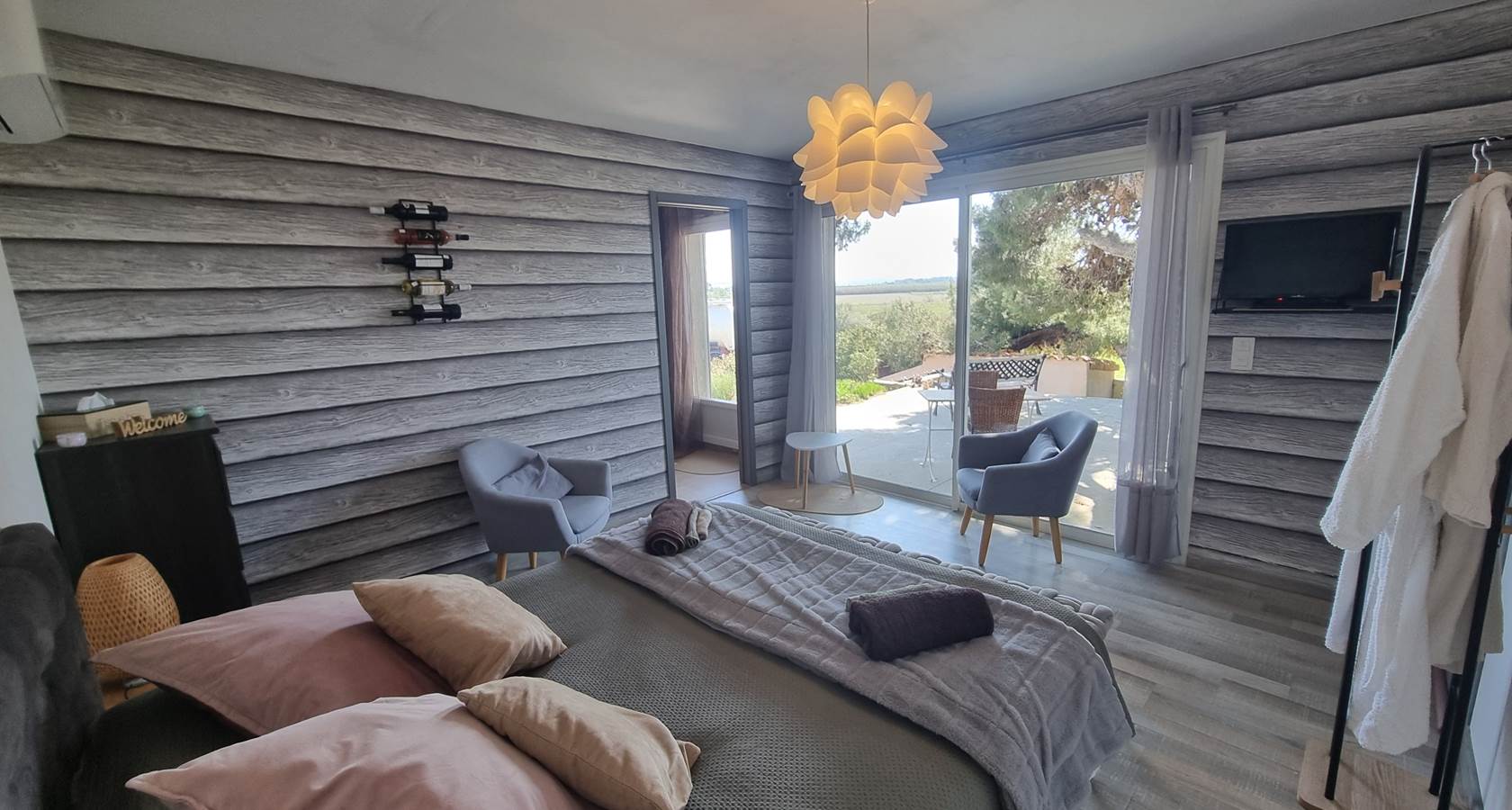 grande chambre avec coin salon séparée de la cuisine et de la salle d'eau