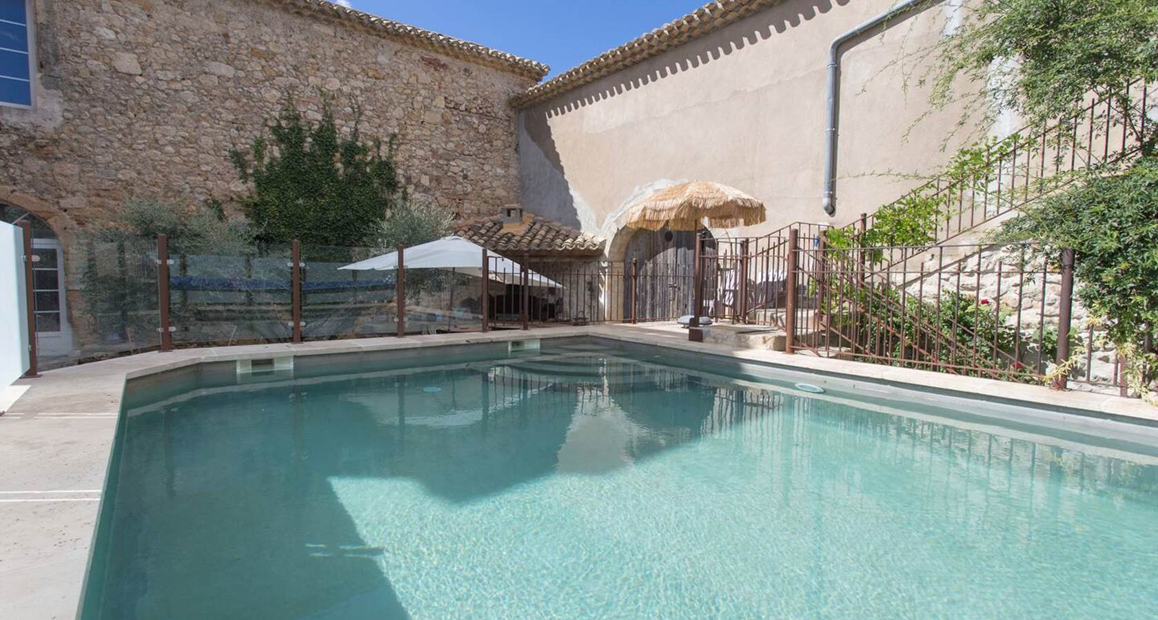 piscine, chauffé, partagé avec vue sur la tour entouré d olivier centenaire