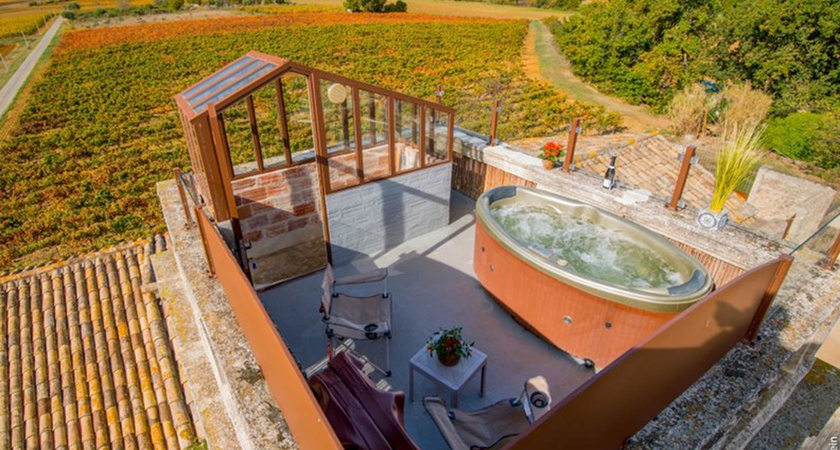Jacuzzi avec vue panoramique sur les vignes dans une chambre romantique en Occitanie