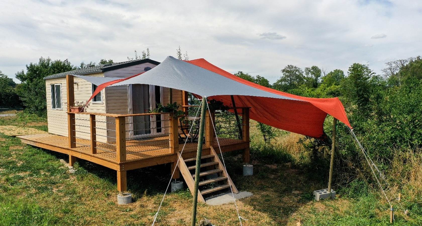 Mobil-home et terrasse PMR