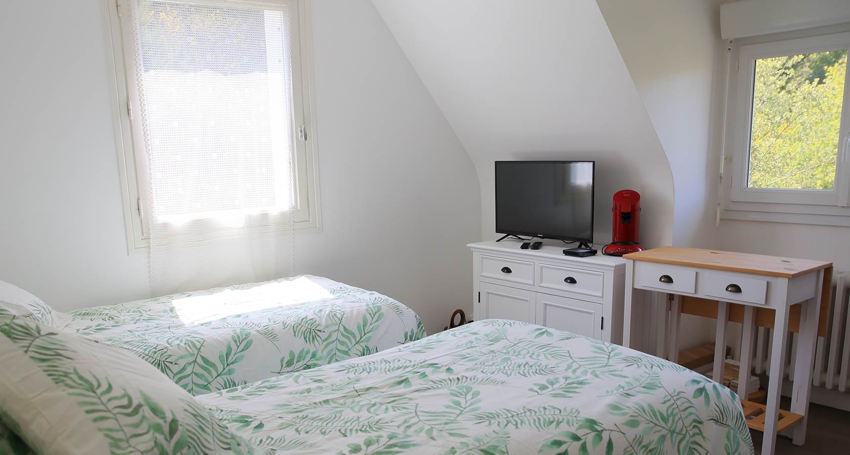 Chambre Pinson - Lits jumeaux - Coin Télé et table petit déjeuner