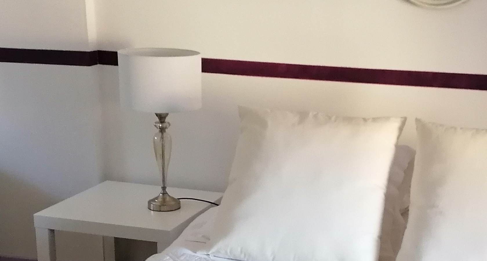 Chambre double de 25 m² aux tons prune avec entrée privée et vue sur la rivière — maison d'hôtes La Malposte, Reviers