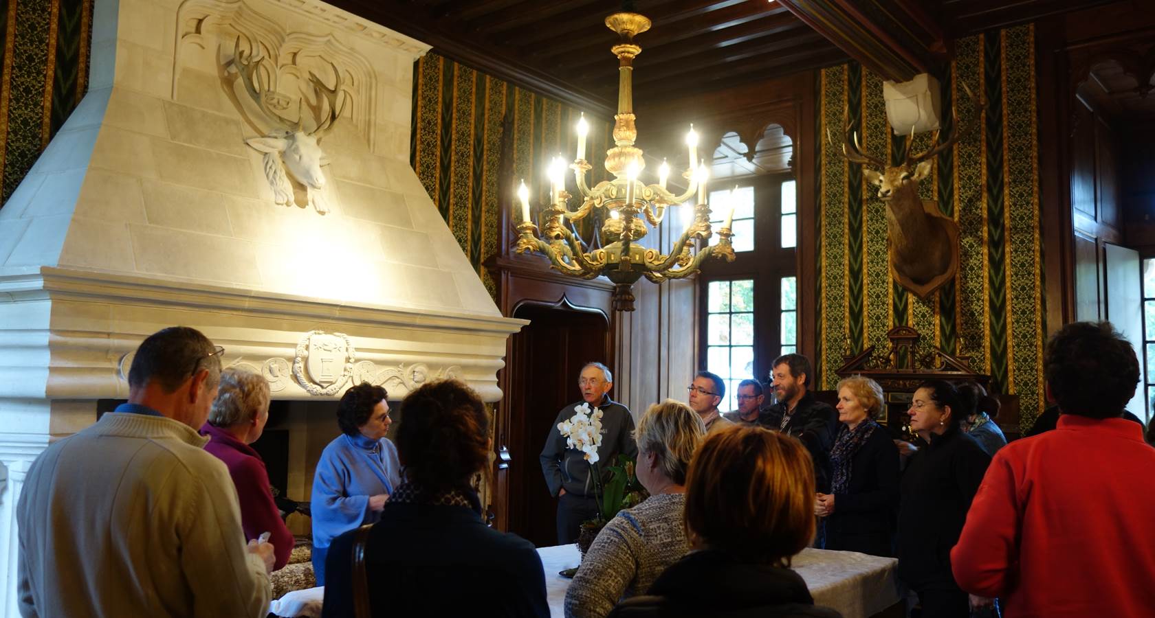 Photo de groupe dans la salle de chasse