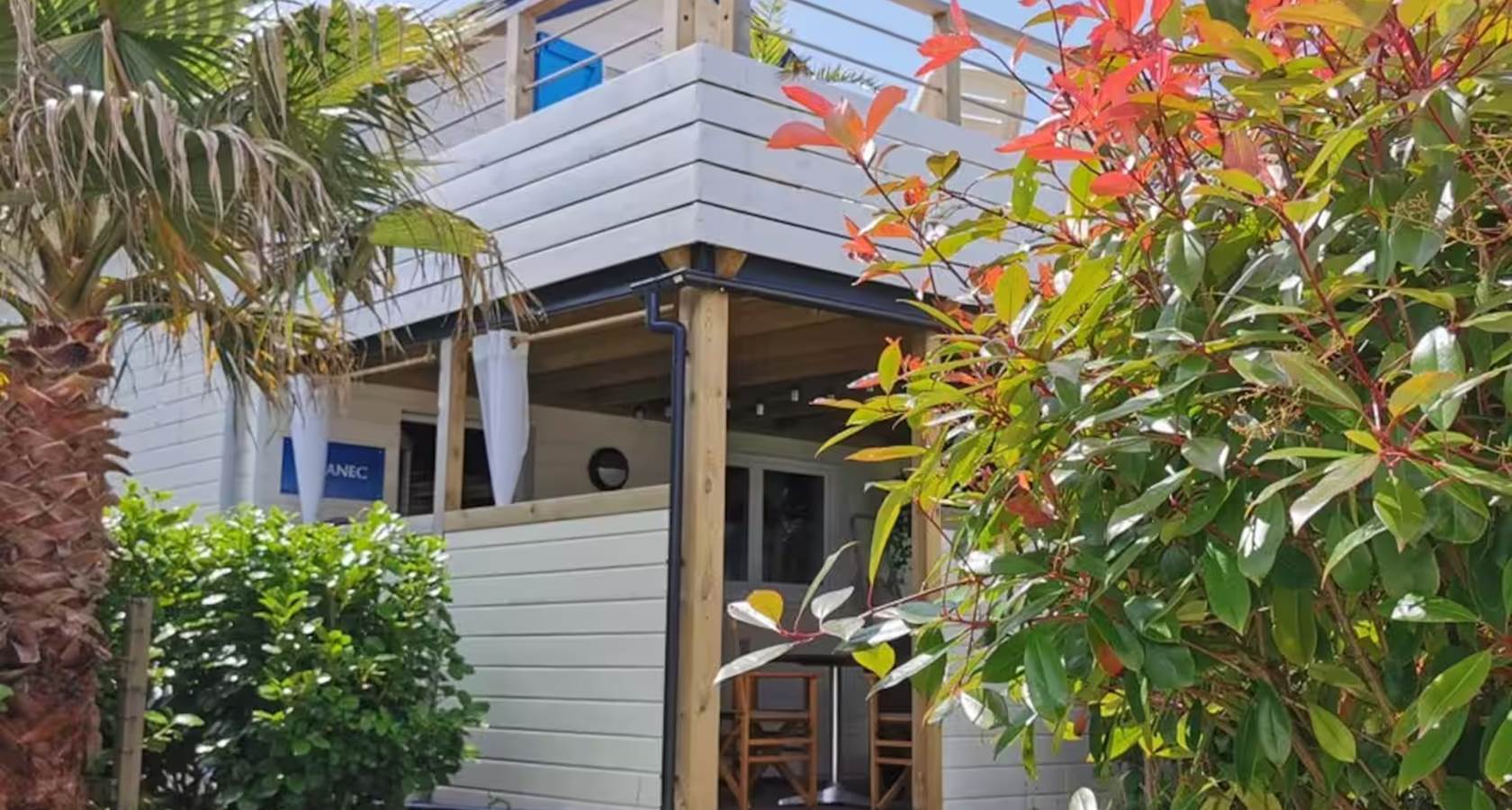 Lodge avec double terrasse entouré de verdure à Plouarzel, parfait pour un long séjour en couple en Bretagne