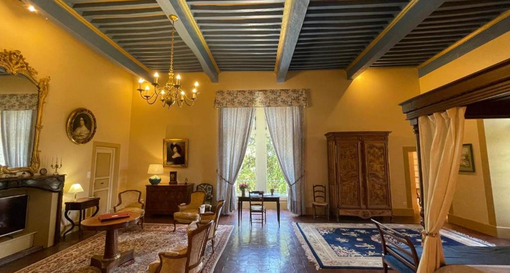 La suite d'Alaïs avec lit à baldaquin