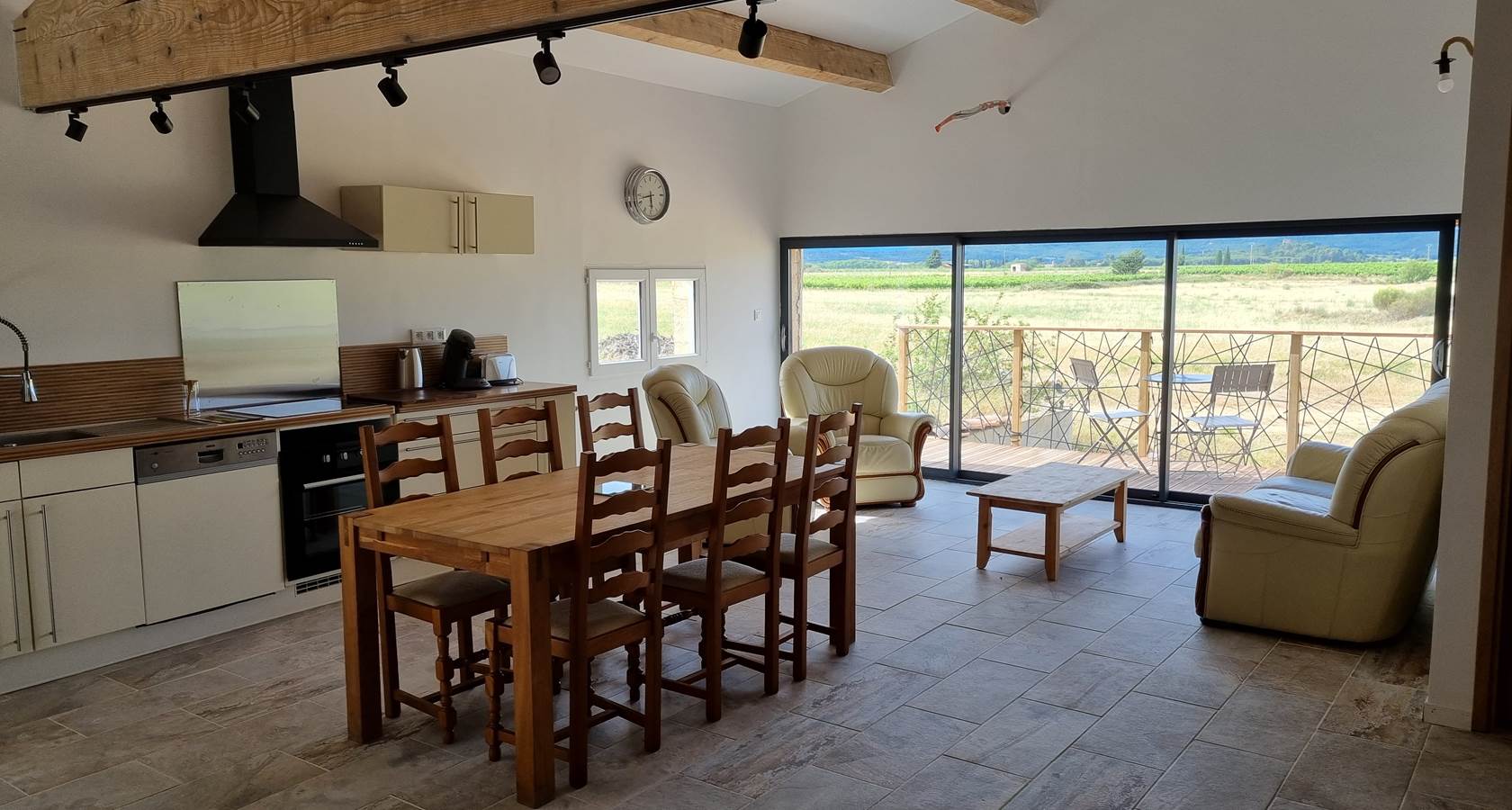 salle à manger avec 2ème table possible si besoin