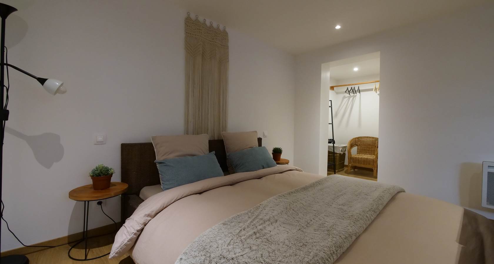 Grande chambre avec petit dressing