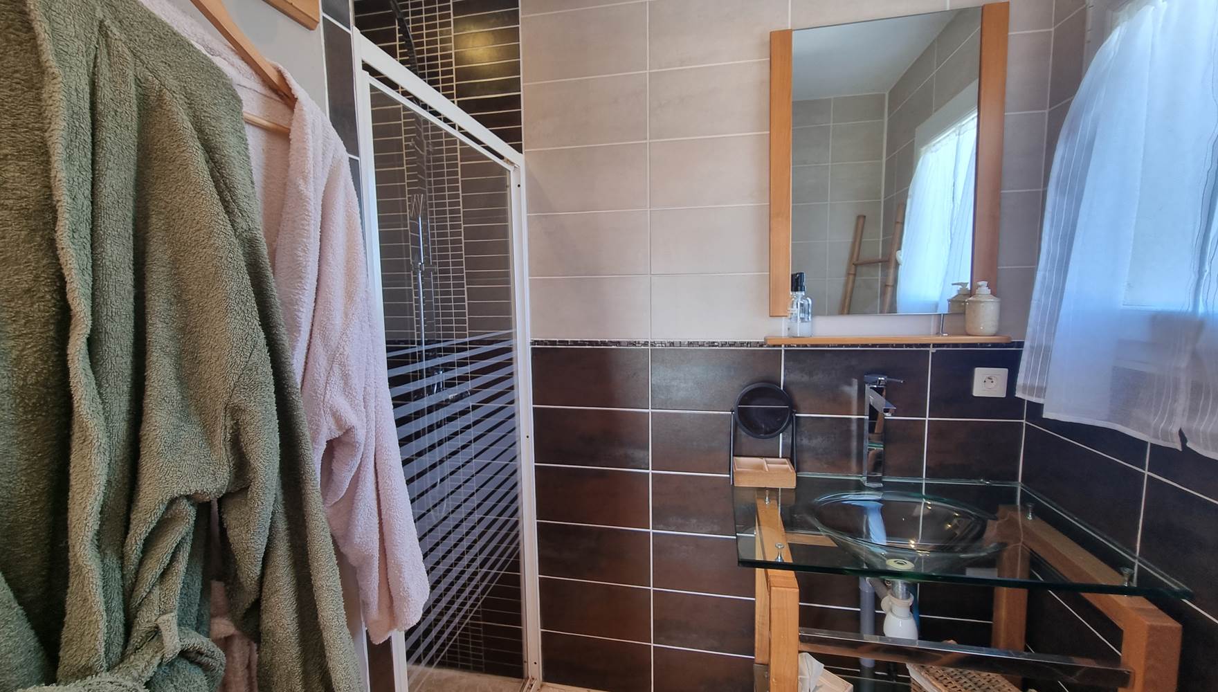 salle d'eau avec grande douche à l'italienne