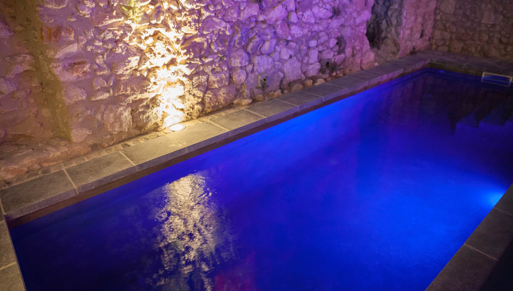 piscine privé chauffé dans une cour privative