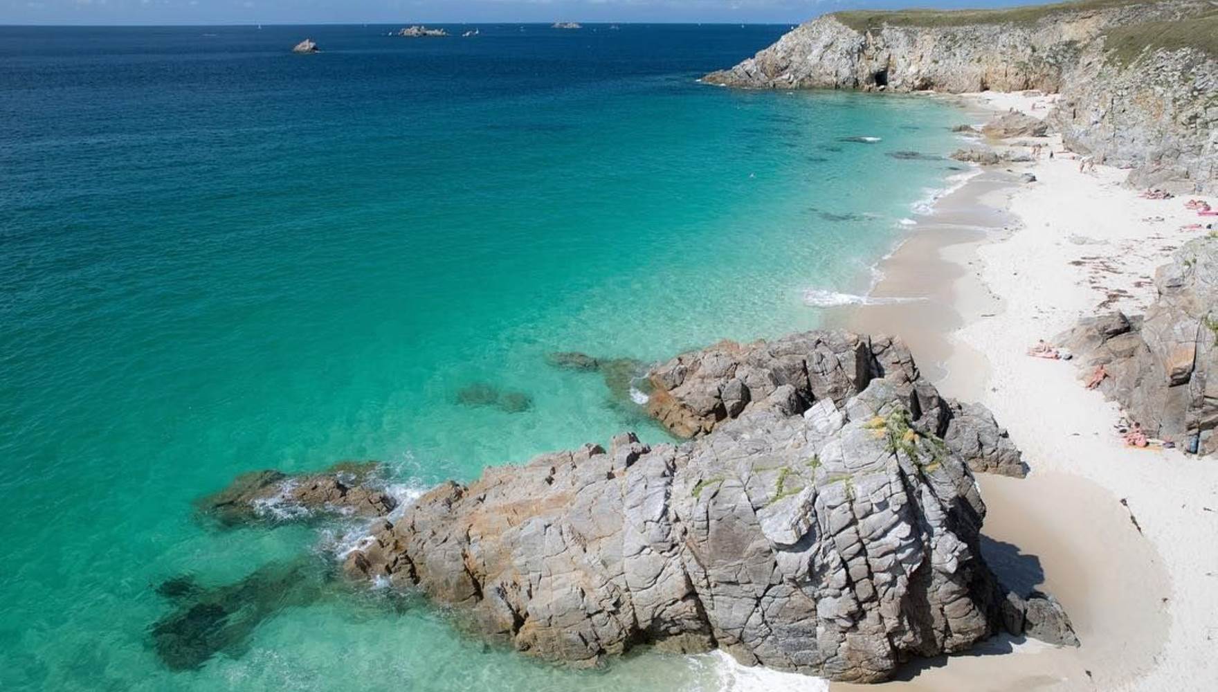 Plage turquoise et côte sauvage proches de Plouarzel pour des vacances en bord de mer en Bretagne