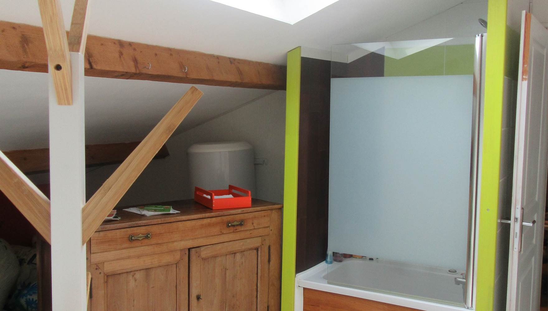 salle de bain sous combles avec douche et toilettes