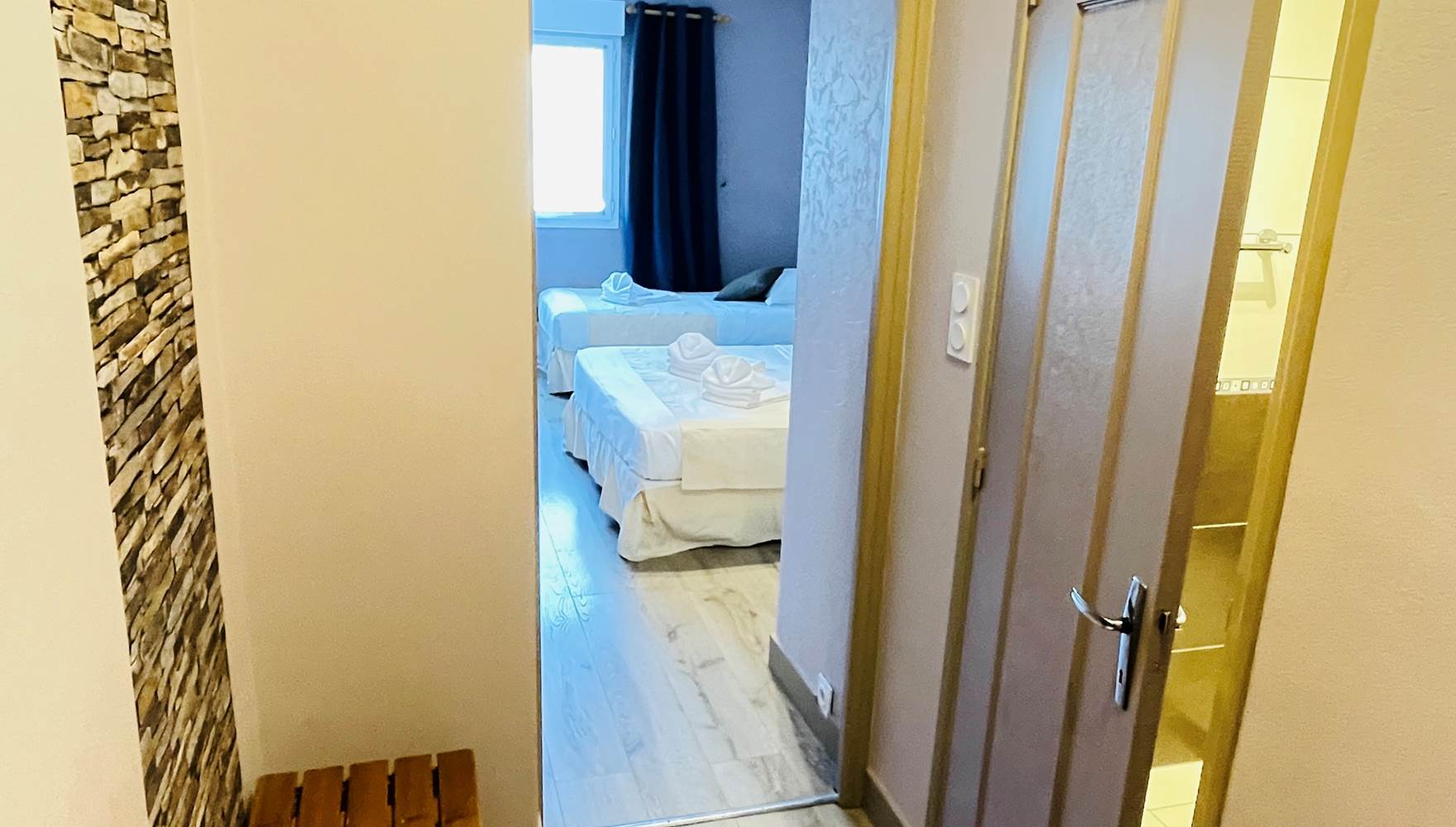 0B4513BD-13EB-450E-B0FC-DD22B5661301_1_201_a