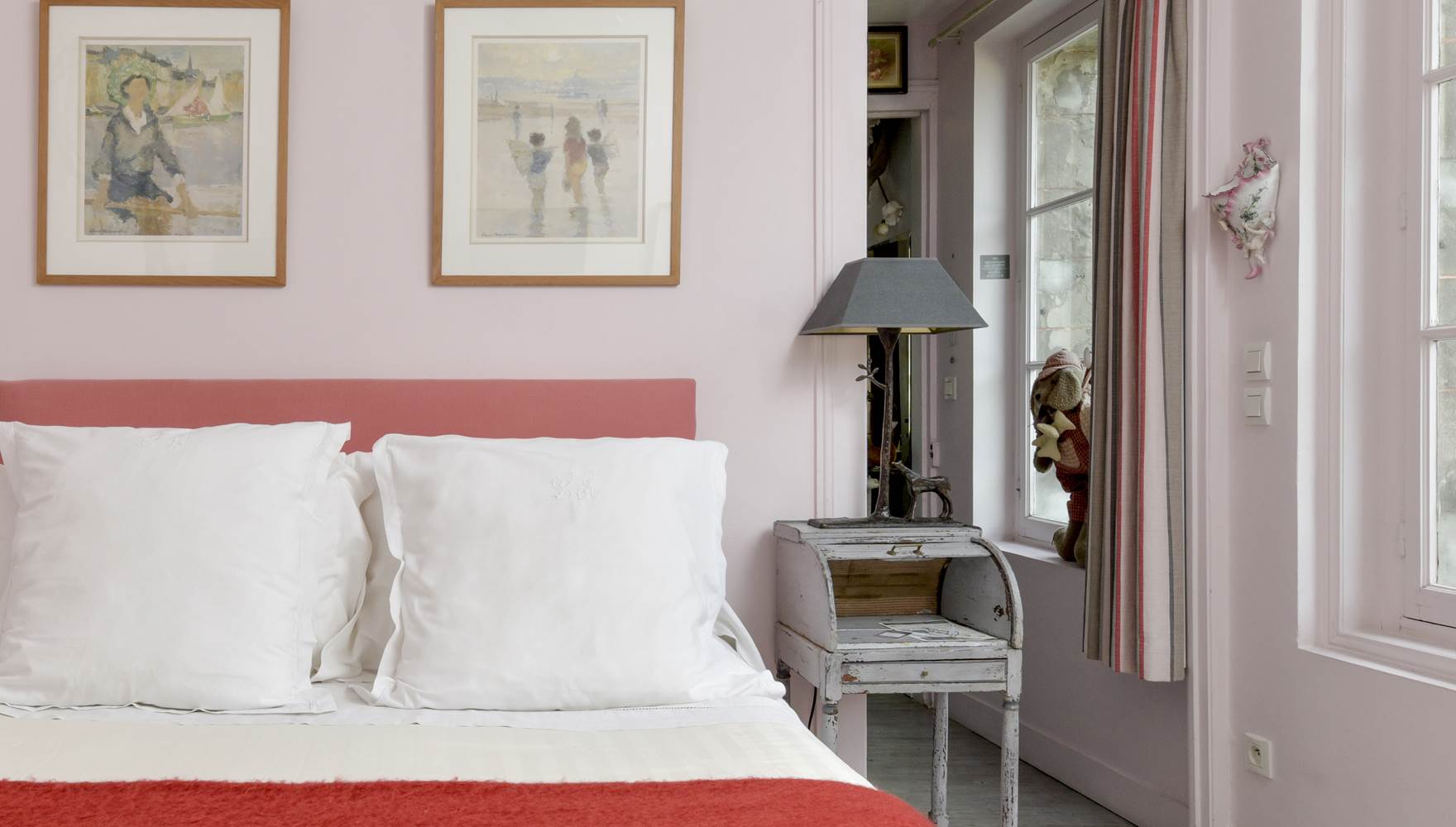chambre-rose-lit-double-lumineuse-couple-sejour-honfleur-calvados