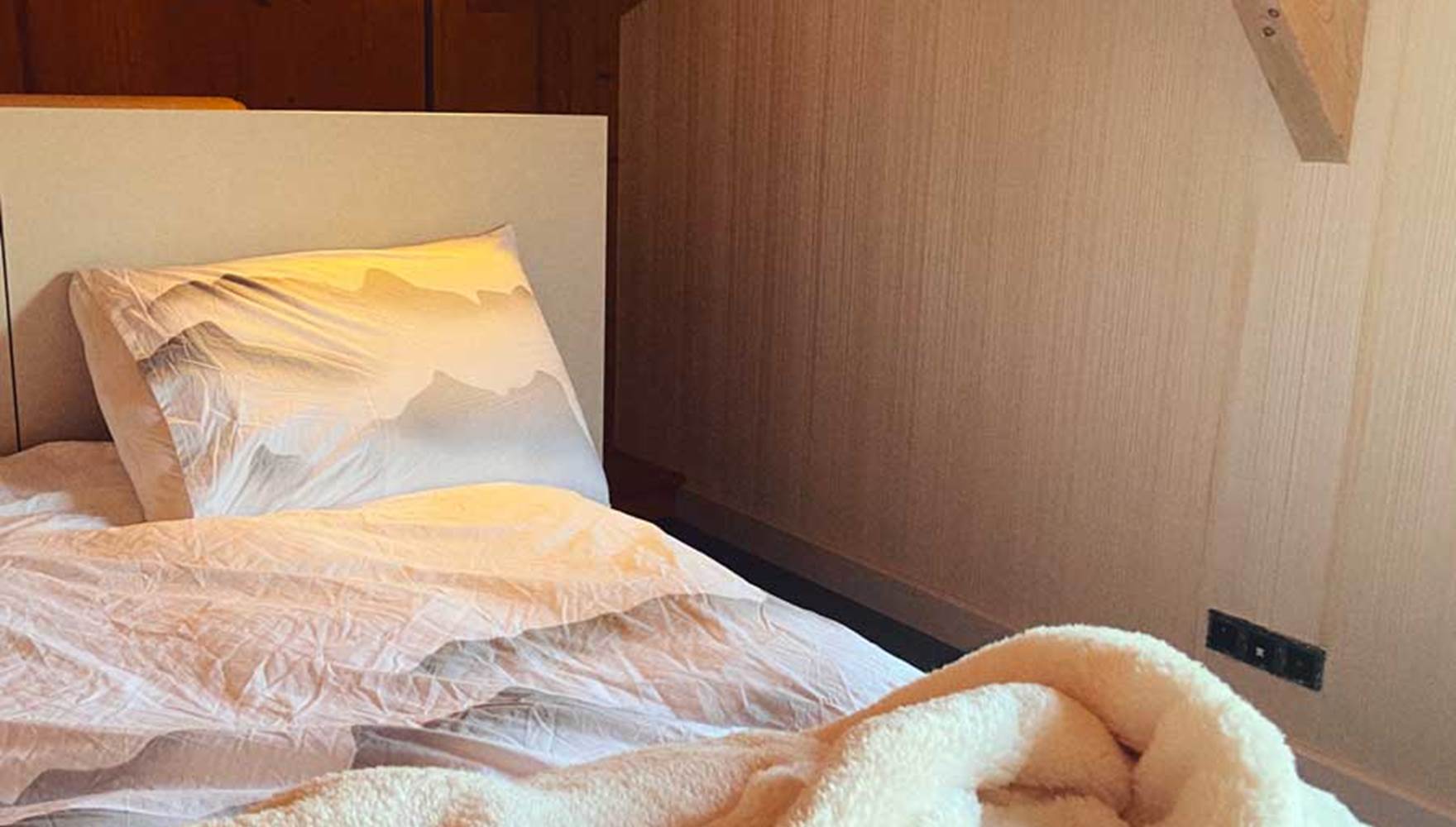 Chambre-et-lampe-de-chevet-Sommand-chalet-de-luxe-Carroz-de-mary-couverture