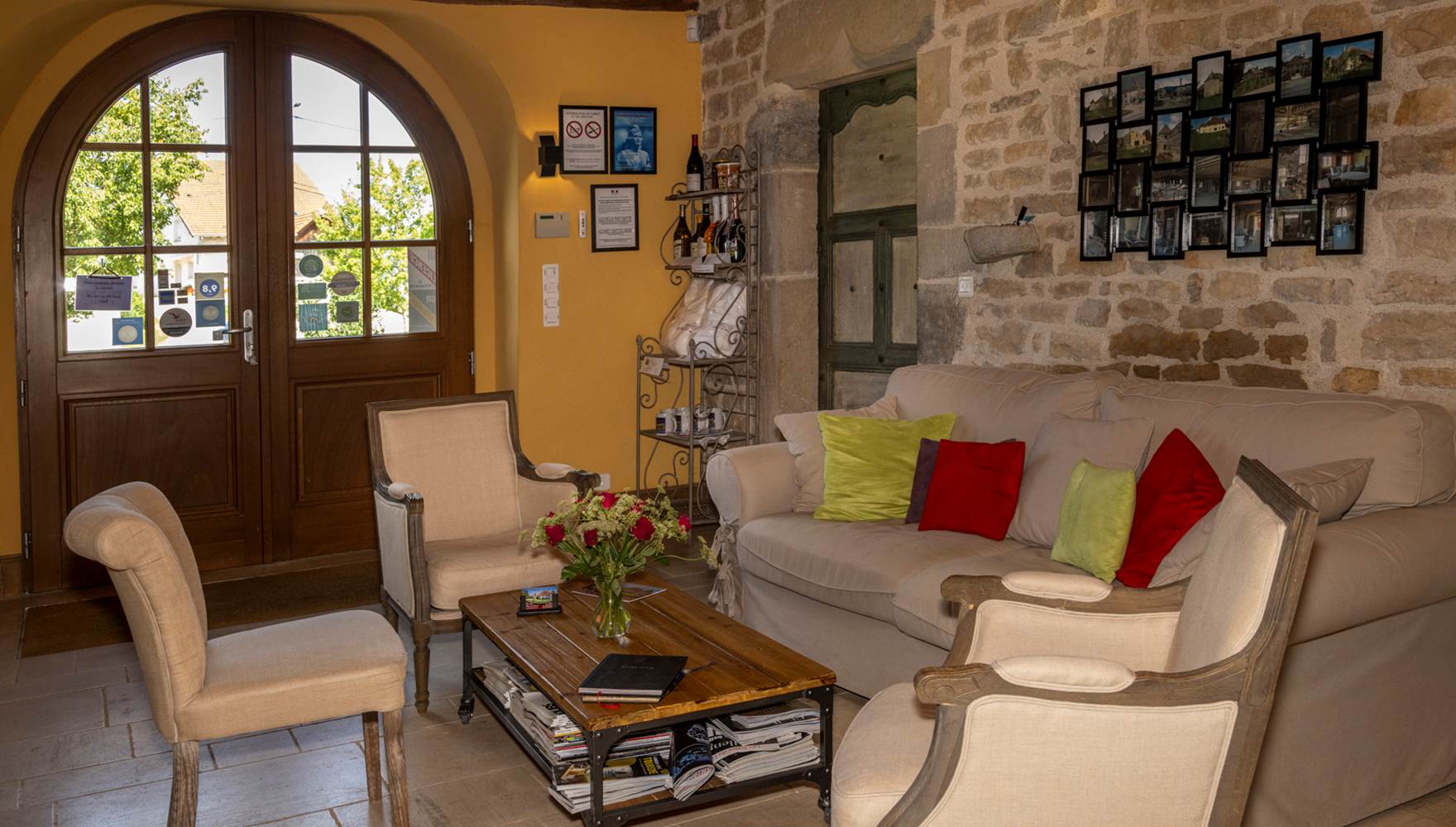 Découvrez le calme du hall du Relais des Deux Tours