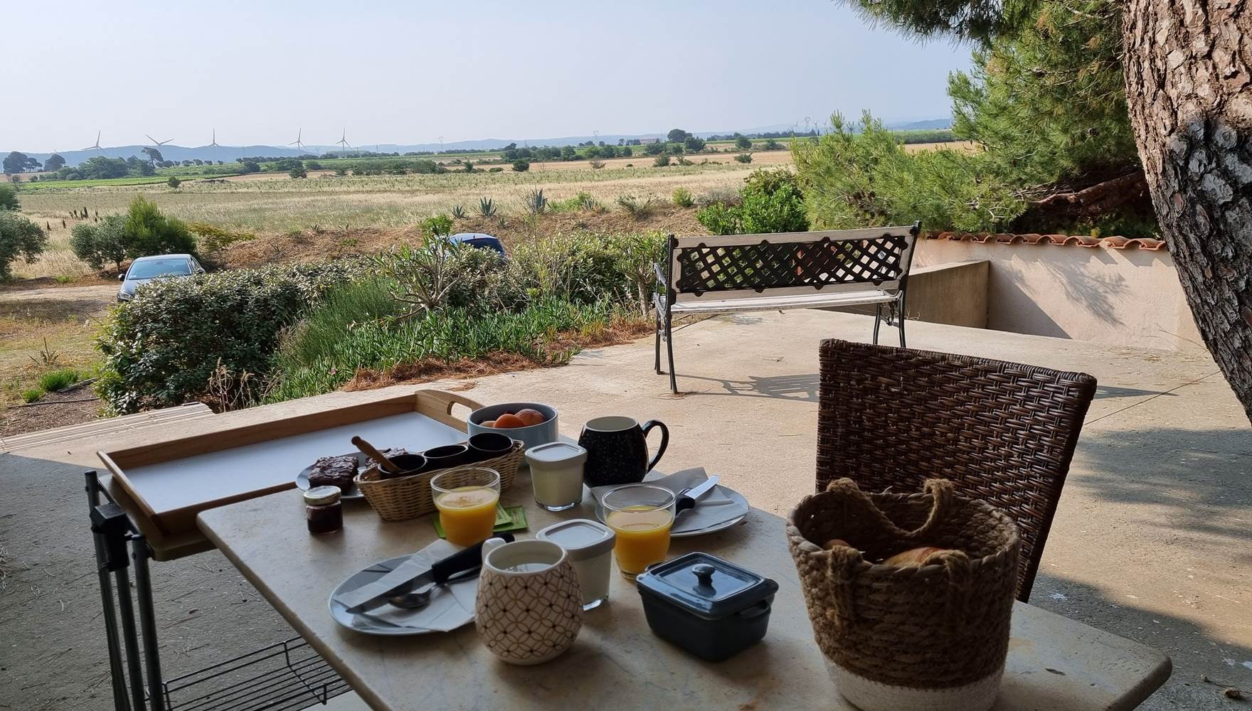 petit déjeuner servi en terrasse ou en chambre sur demande