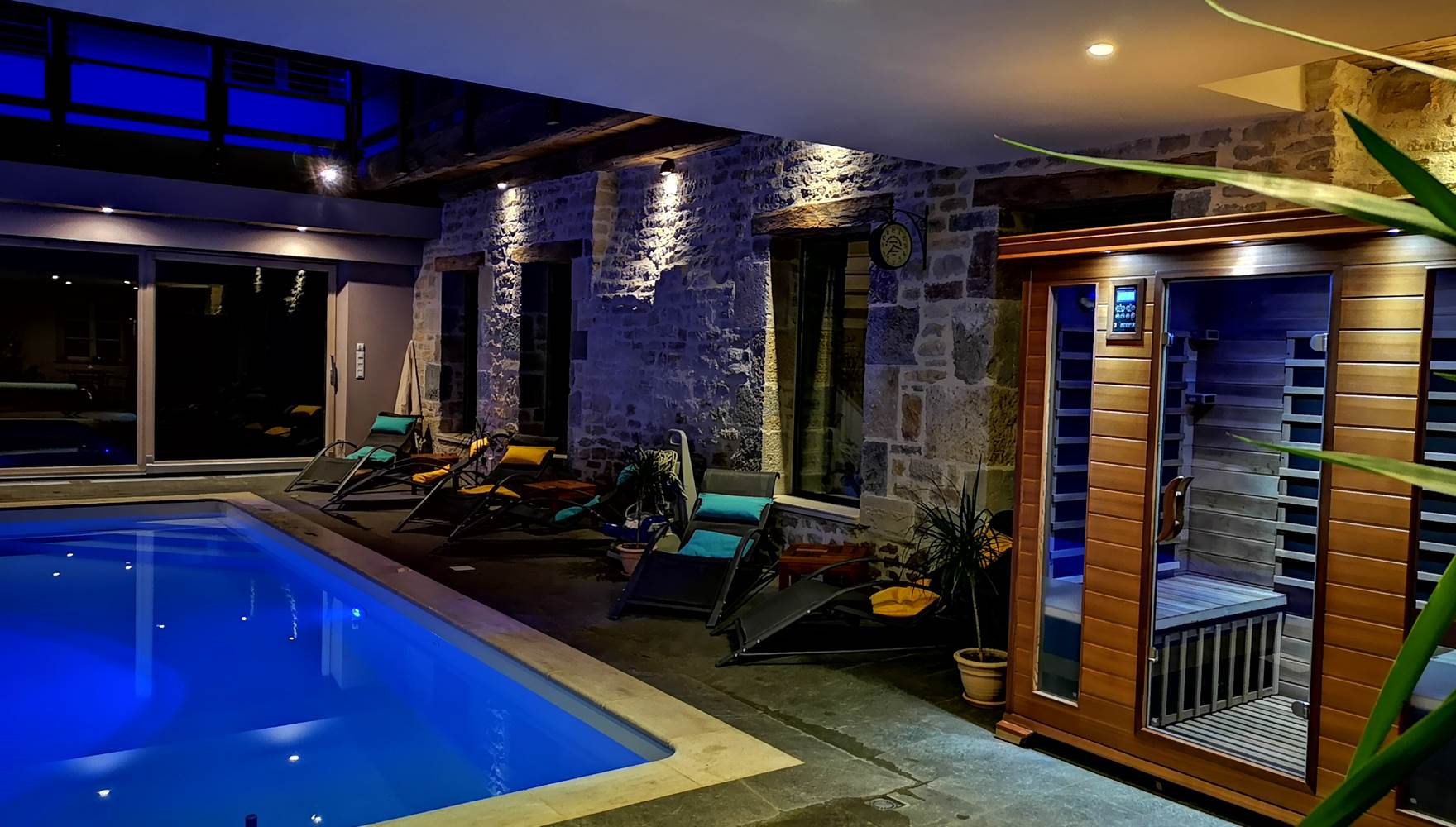 venez profiter de la piscine intérieure chauffée à 28° toute l'année