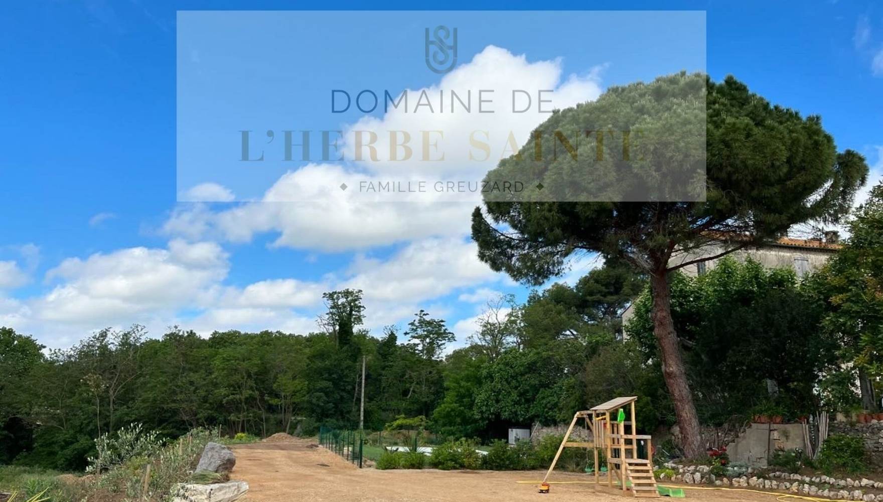 Terrasse des gîtes avecpiscine et jeux pour enfants (sous surveillance)