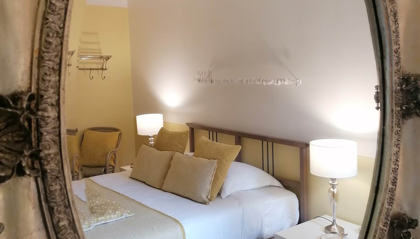 Chambre double Friesa - teintes jaunes soleil, La Malposte