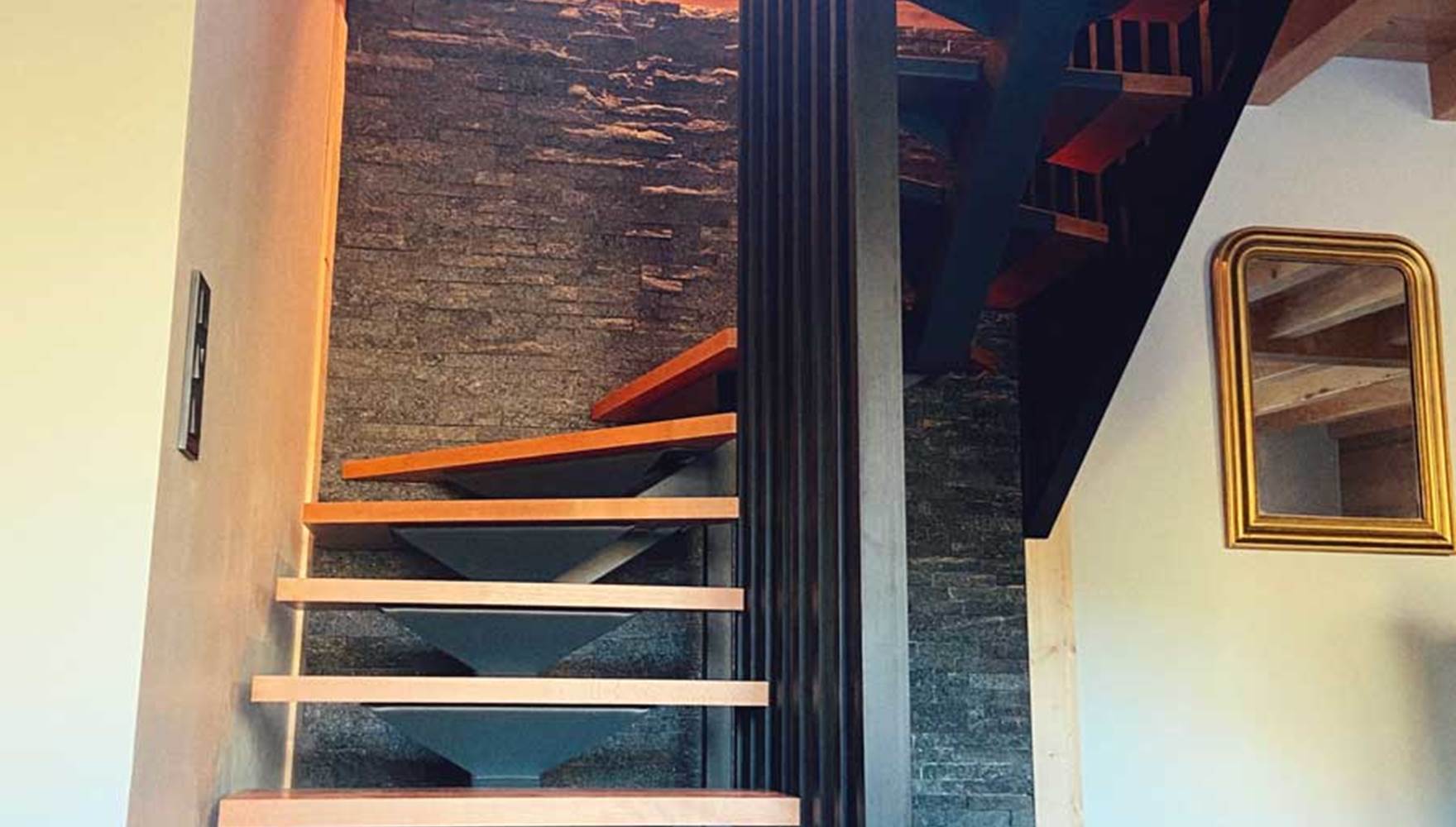 Cage-escalier-depuis-le-bas-chalet-luxe-Sommand-V