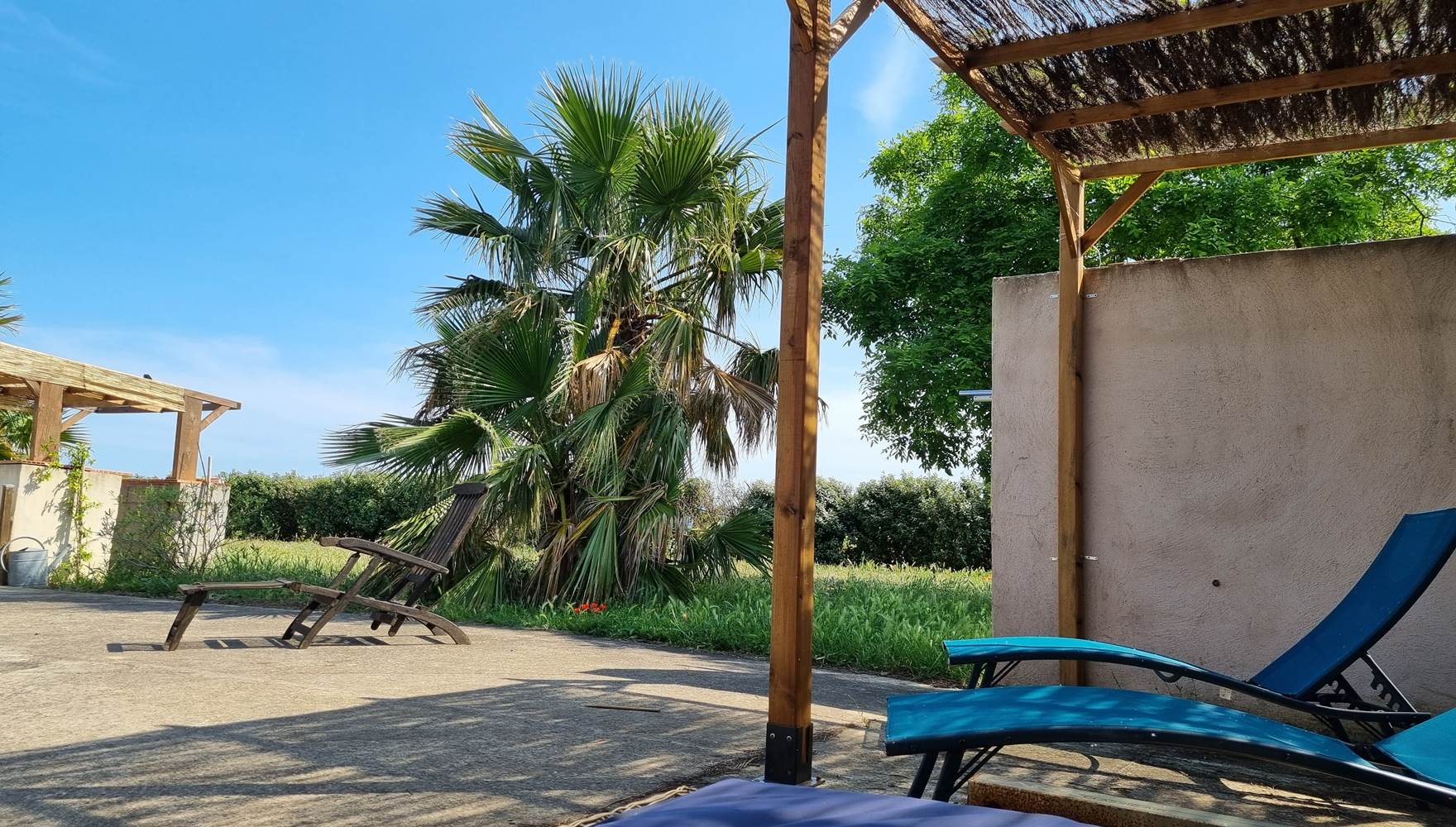 chaises longues au bord de la piscine