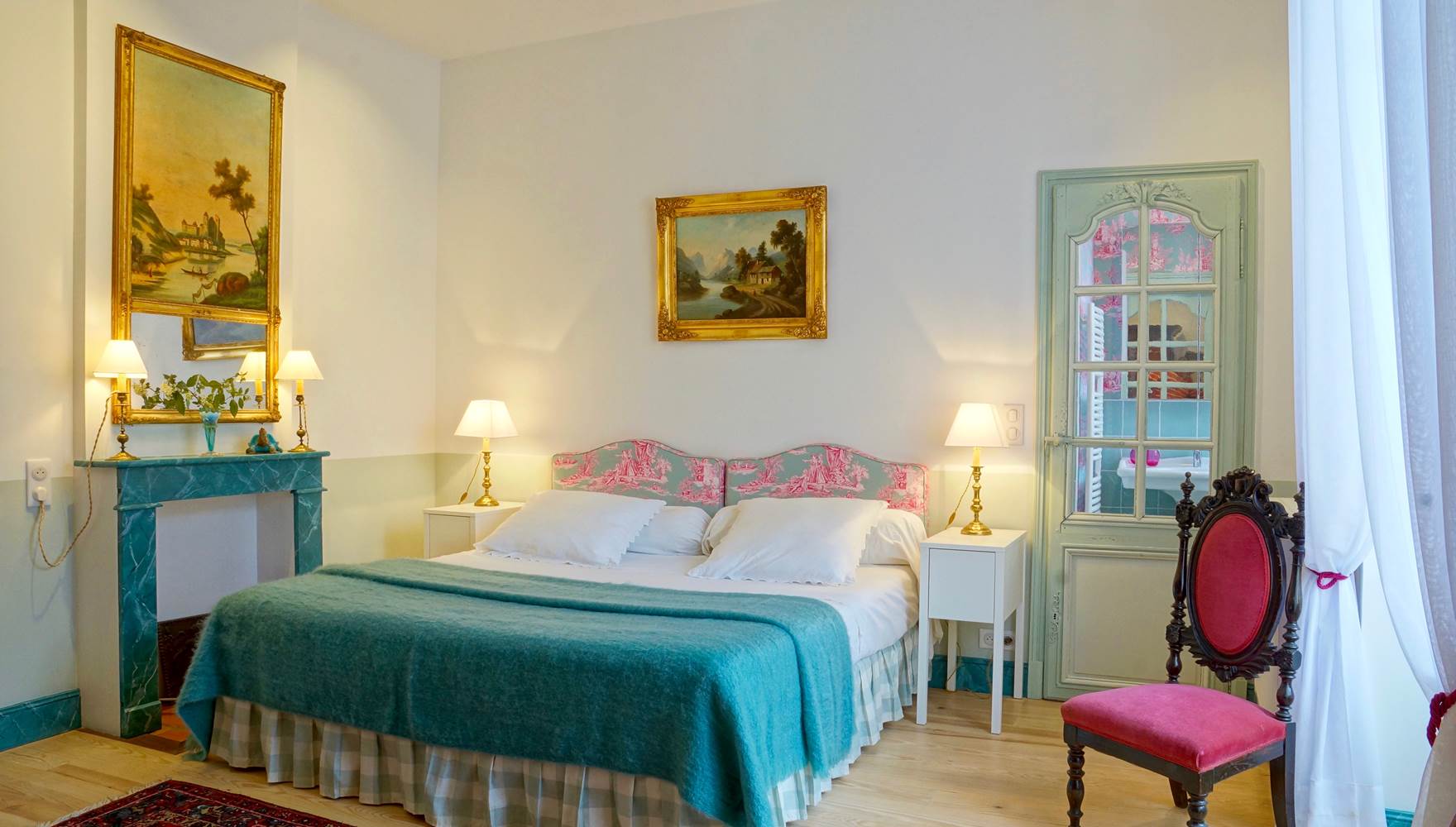 Chambre avec salle de bain en suite