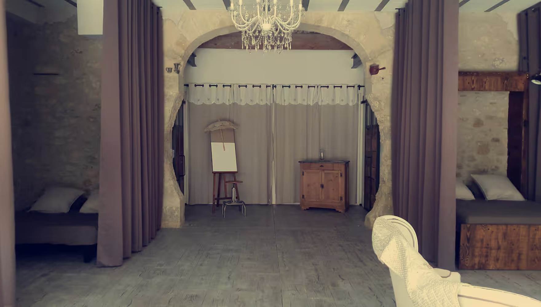 Espace nuit avec canapé-lit 160x200 dans un espace ouvert avec cloison textile