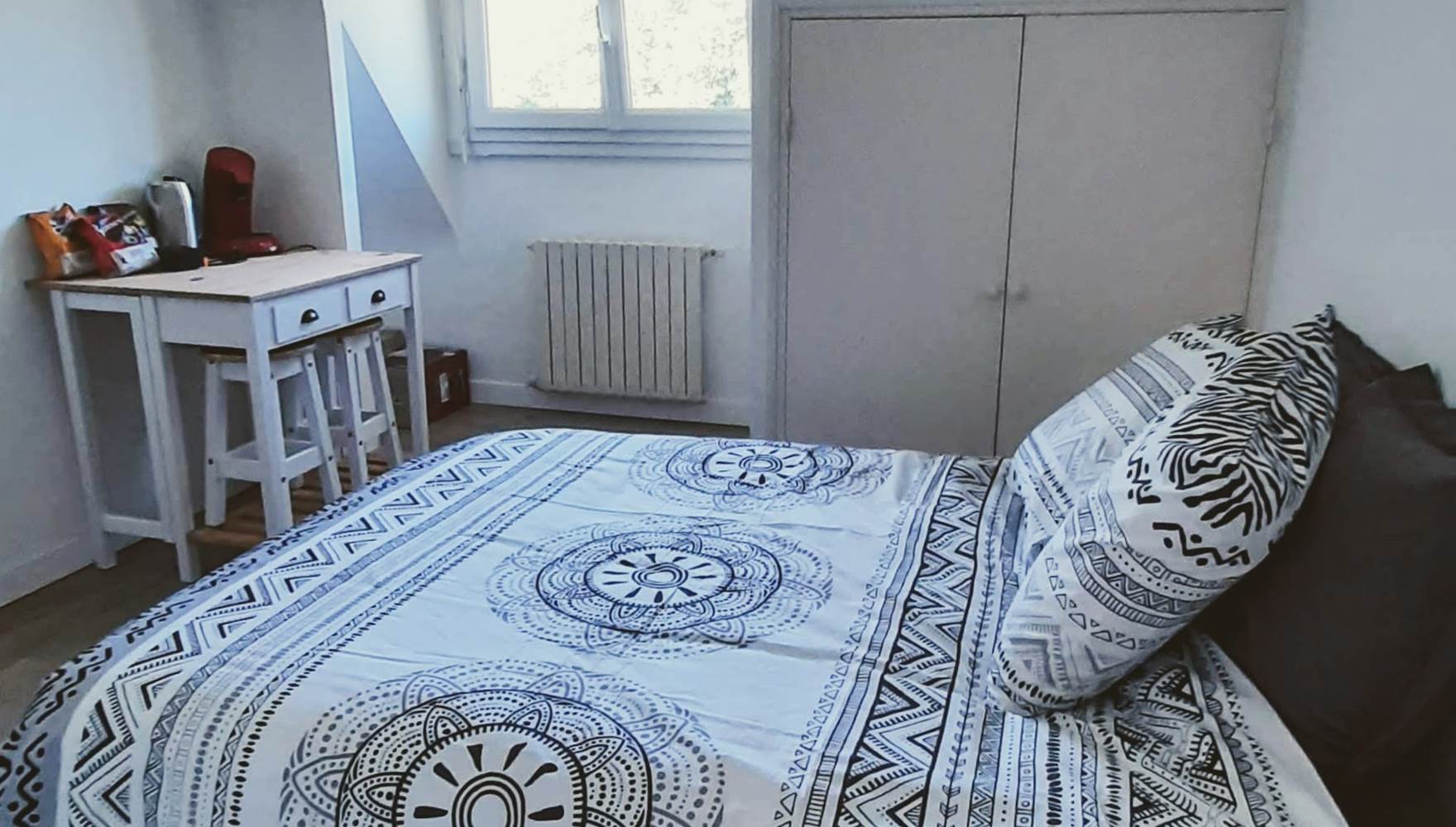 Chambre Mésange - avec table pour petit déjeuner