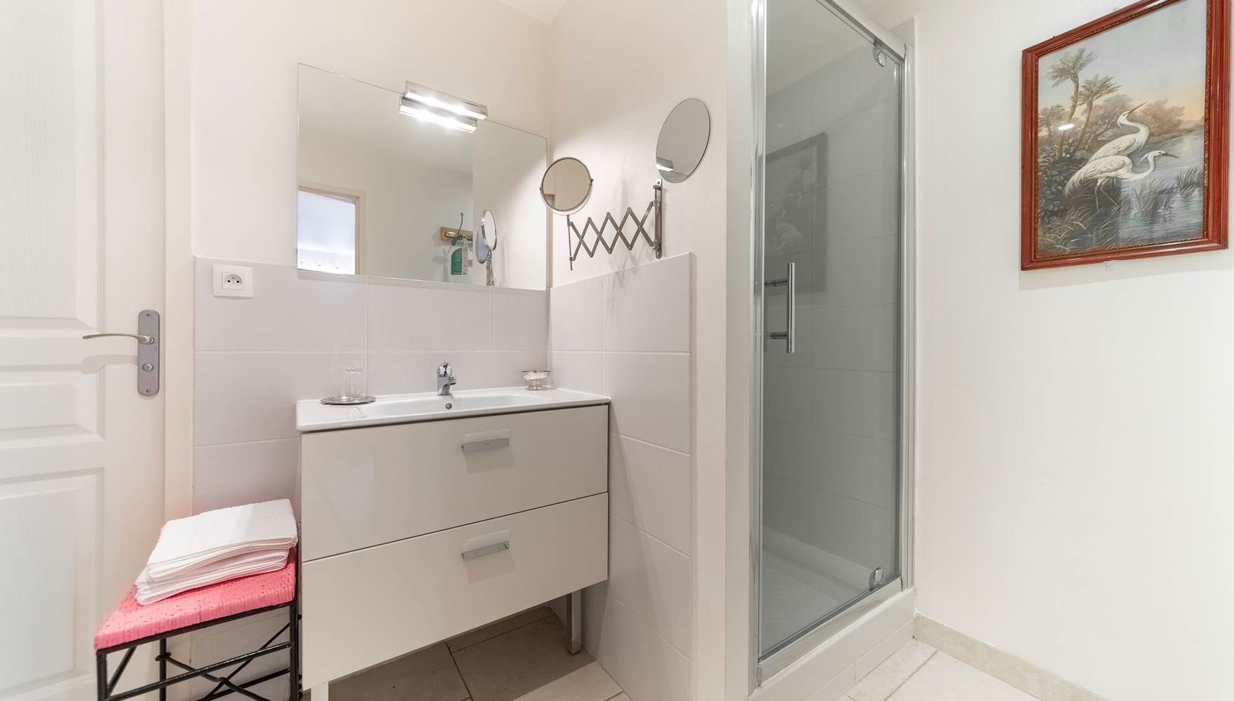 Mas-de-Martinet-chambre-Arles-salle-de-bain