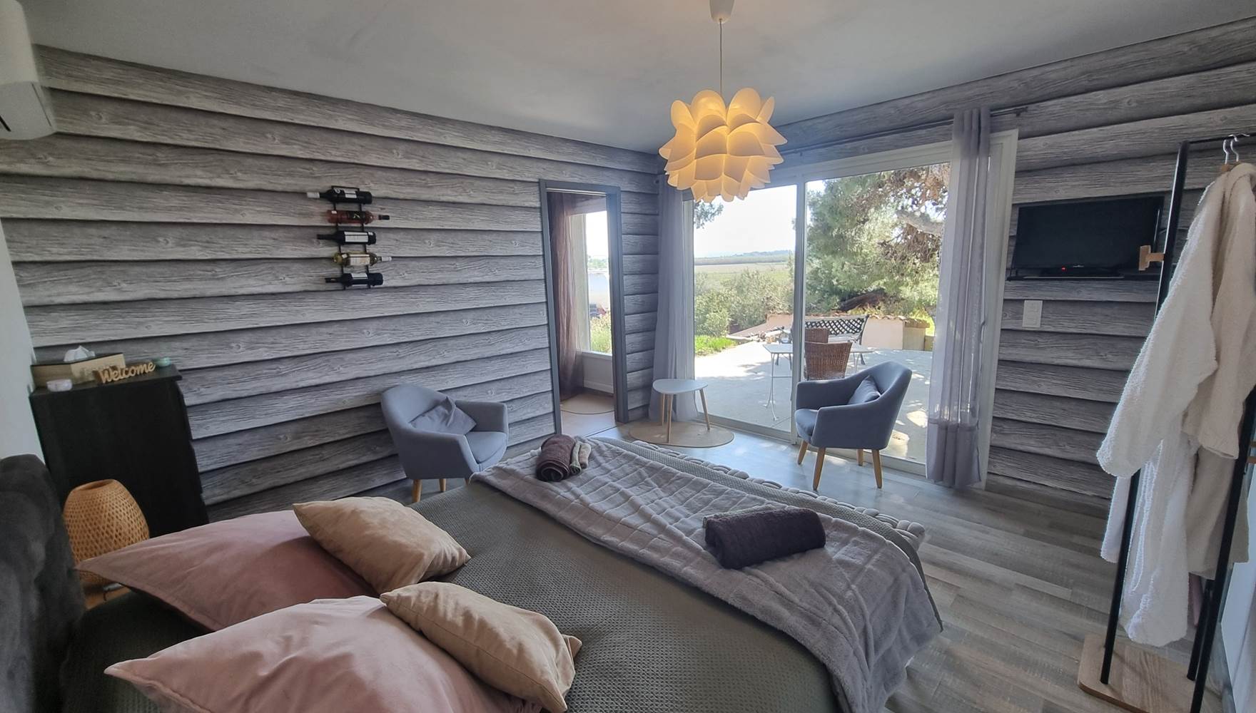 grande chambre avec coin salon séparée de la cuisine et de la salle d'eau