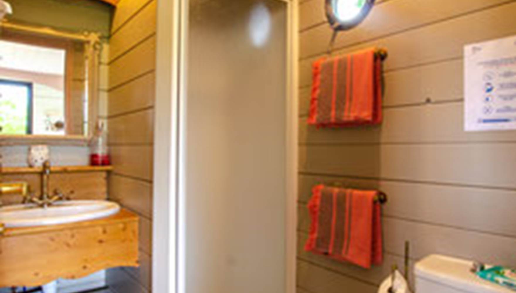 salle de douche roulotte