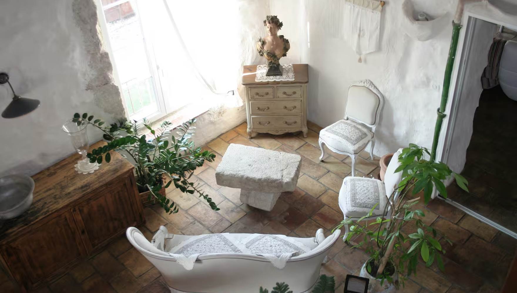 Salon confortable et lumineux avec décoration d’époque et poutres apparentes