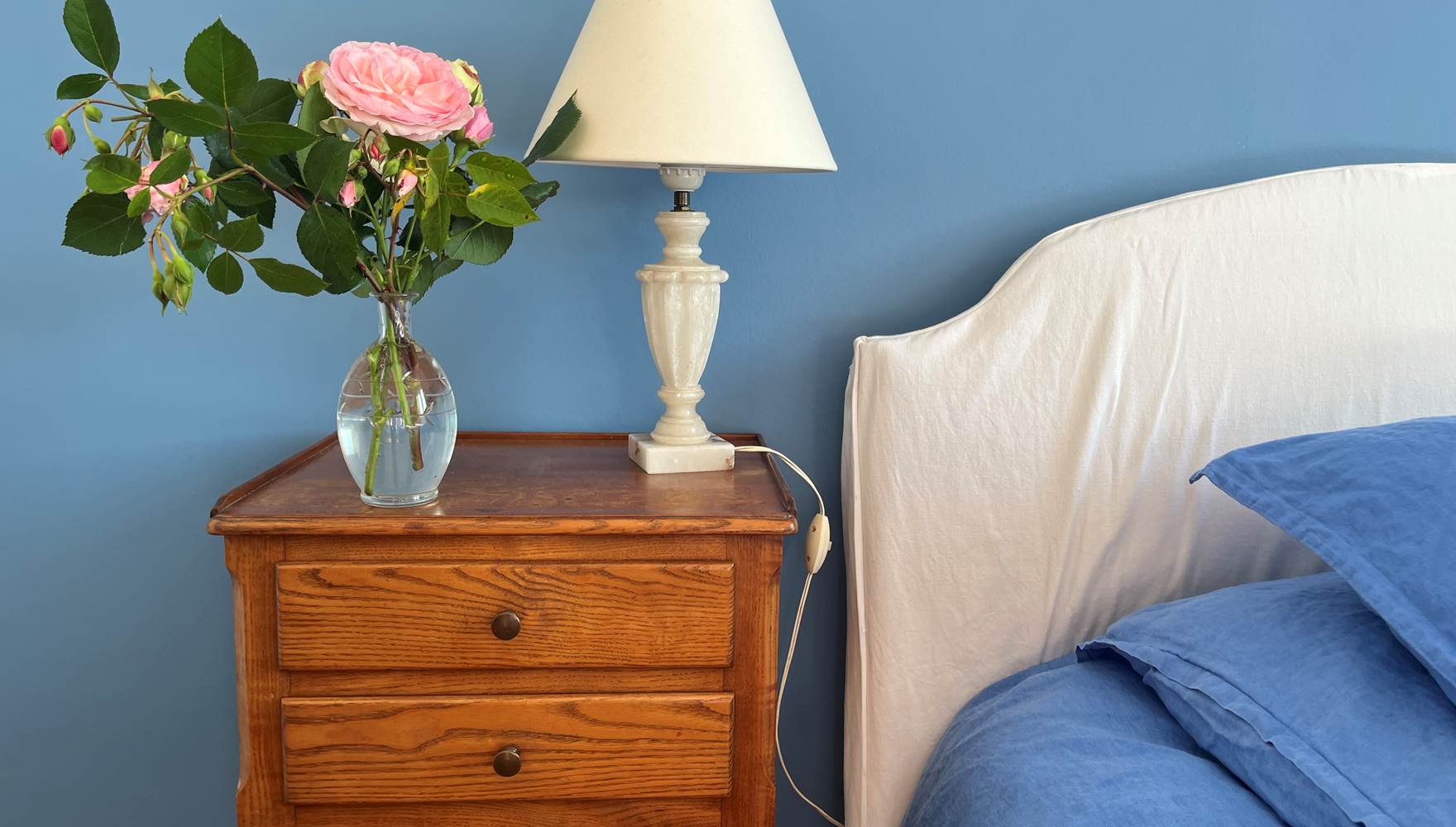 Location Saisonnière-proche Angers-chambre-lit kingsize-fleurs