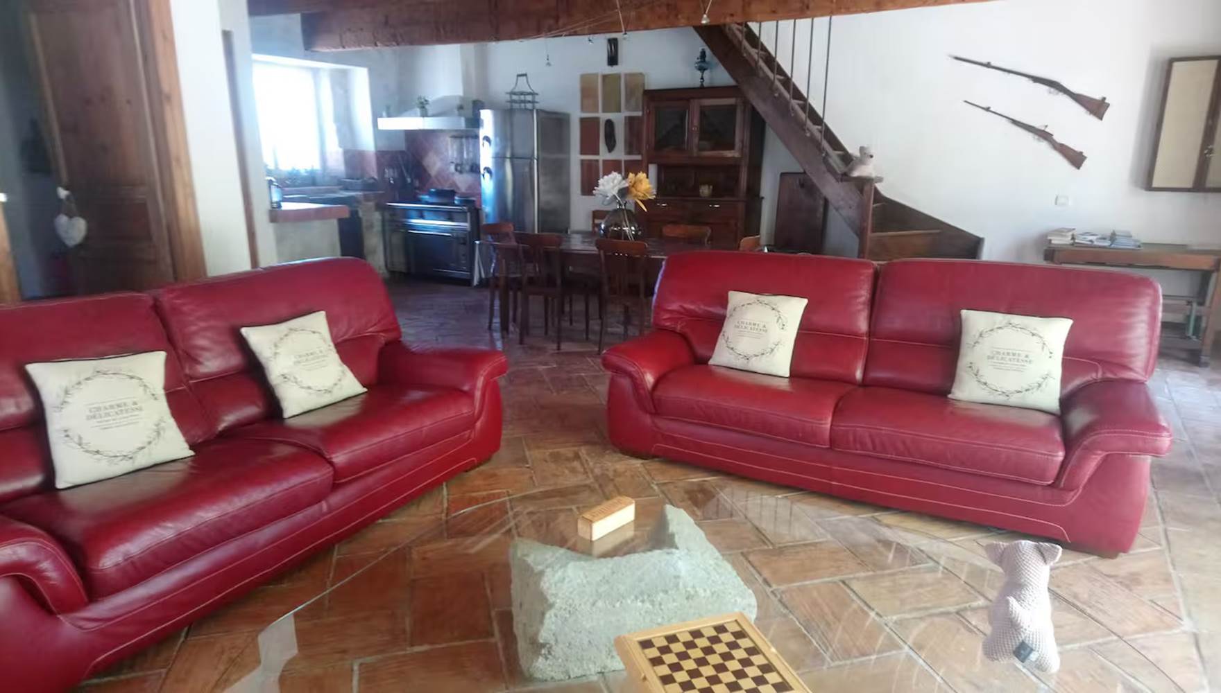 Grand salon confortable avec décoration soignée, idéal pour des vacances en groupe