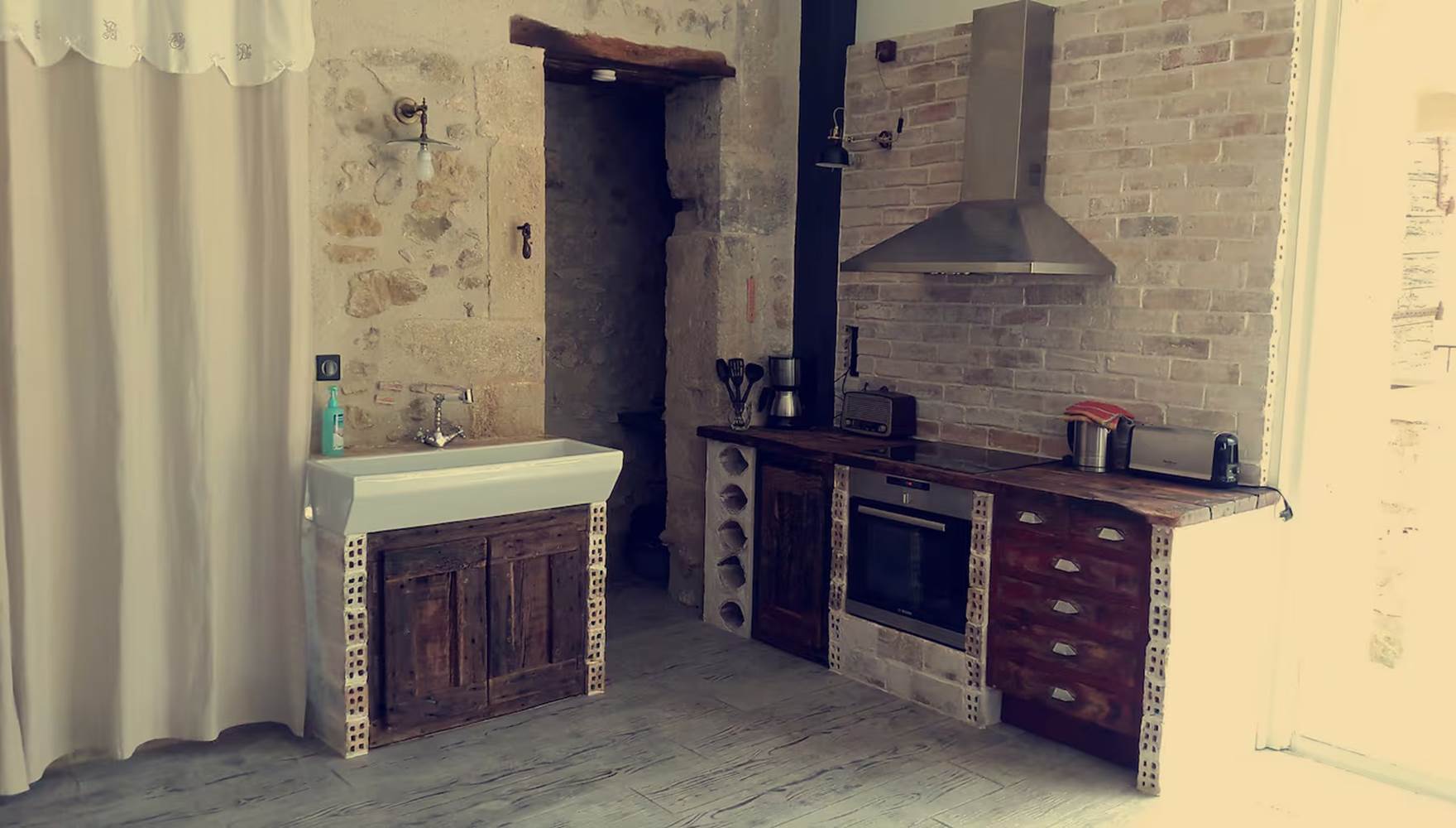 Espace de vie lumineux avec grandes baies vitrées de 4 mètres de haut dans un loft haut de gamme