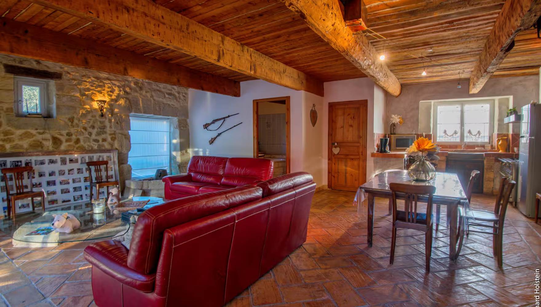 Cuisine moderne avec gazinière, four professionnel, lave-vaisselle et machine à laver