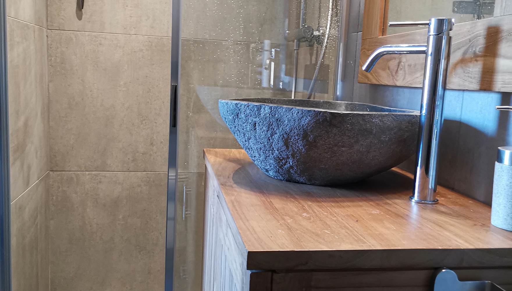 Salle de douche n°2 avec WC