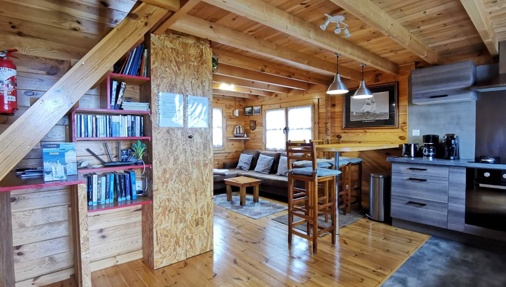 Grande pièce de vie avec bibliothèque et cuisine équipée, parfaite pour des vacances détentes à Plouarzel en Bretagne