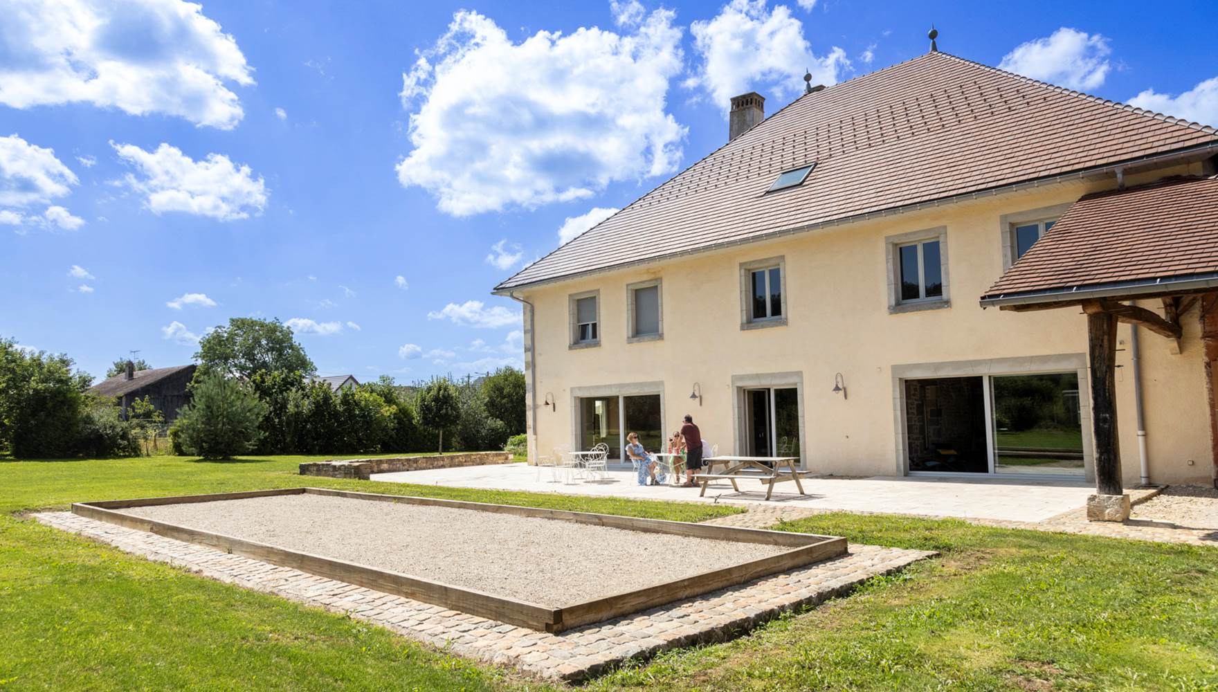 Détendez-vous sur notre terrasse après une partie de pétanque au Relais des Deux Tours
