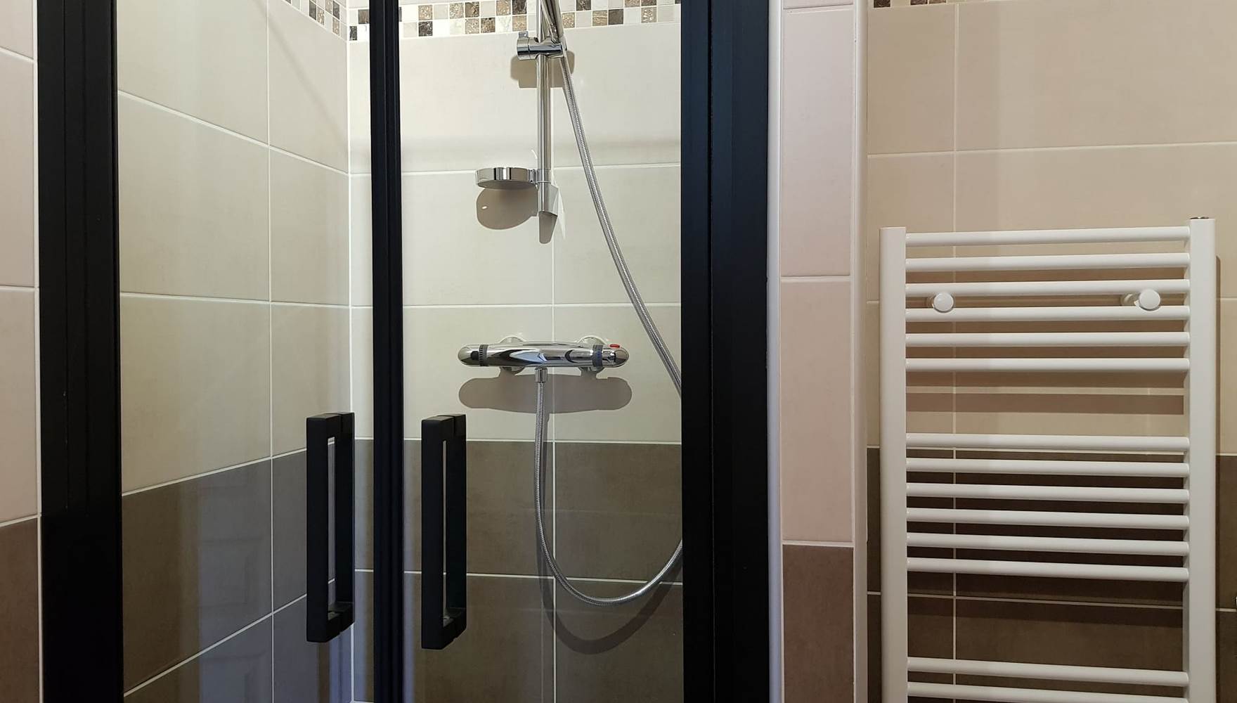 Domaine_pelouaille_hibiscus04_salledeau_douche